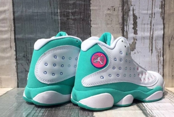Les baskets Air Jordan 13 "Love & Respect" (Black and White) Femme permettent de personnaliser votre style tout en bénéficiant d’un confort supérieur.