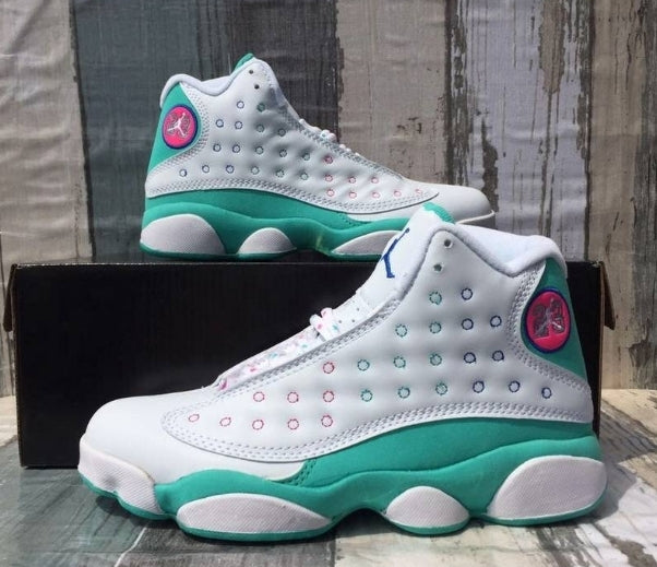 Les baskets Air Jordan 13 "Love & Respect" (Black and White) Femme permettent de personnaliser votre style tout en bénéficiant d’un confort supérieur.