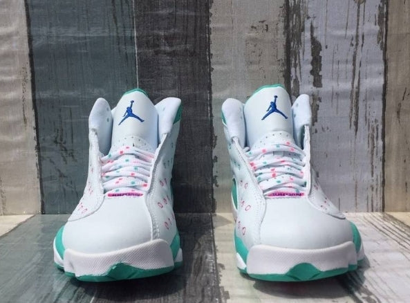 Les  baskets  Air Jordan 13 "Love & Respect" (Black and White) Femme permettent de personnaliser votre style tout en bénéficiant d’un confort supérieur.