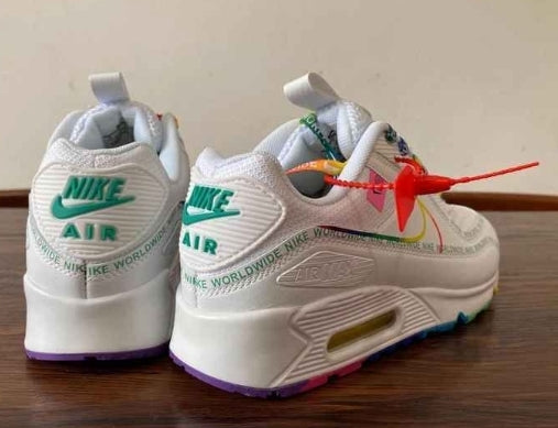 Les baskets Nike Air Max 90 Futura sont des pièces maîtresses de la mode.