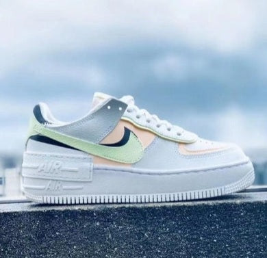 Les Nike Air Force 1 Shadow Femme sont disponibles dans une gamme de coloris variés pour s'adapter à tous les styles.