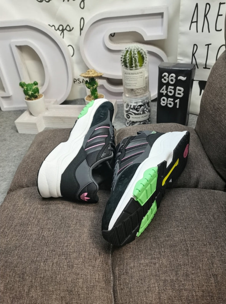 Premièrement, les baskets Adidas RETROPY F90 incarnent le mariage parfait entre style rétro et technologie moderne.