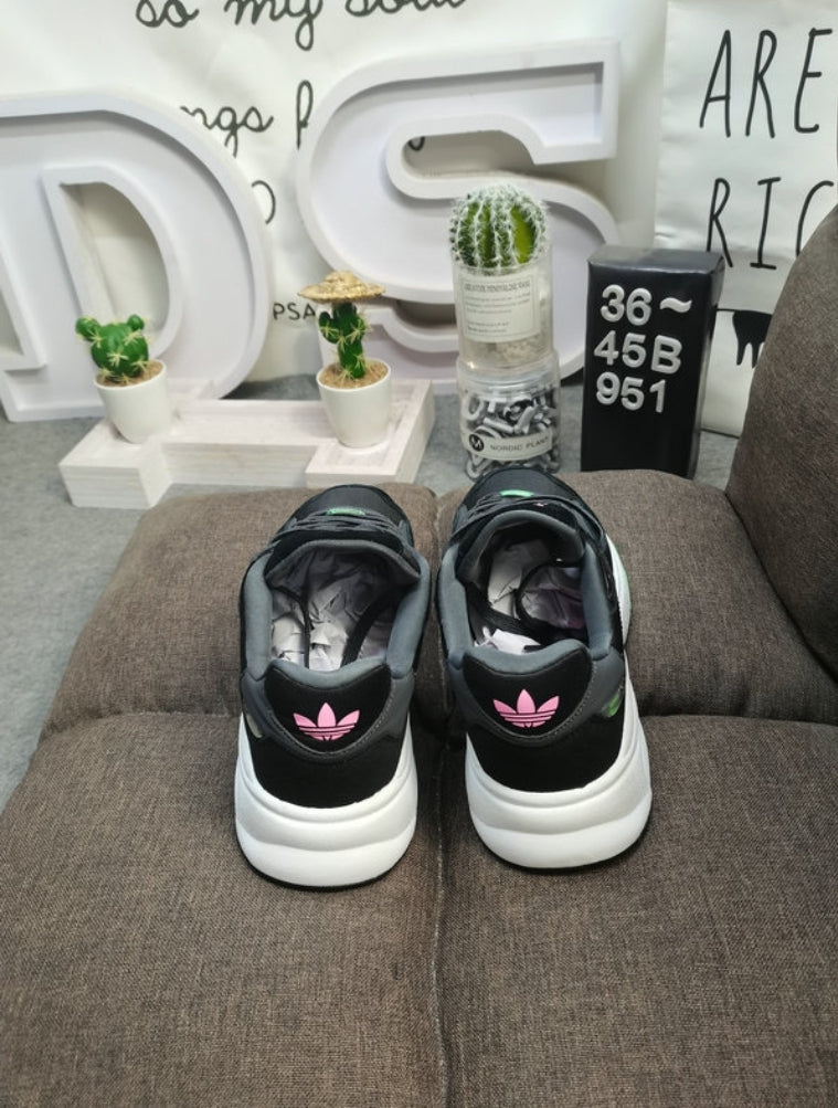 Premièrement, les baskets Adidas RETROPY F90 incarnent le mariage parfait entre style rétro et technologie moderne.
