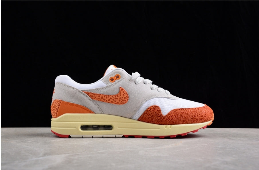 Les baskets Nike Air Max 1 sont iconiques pour leur style emblématique.retro incontournable pas cher. Le moins cher.exceptionnel