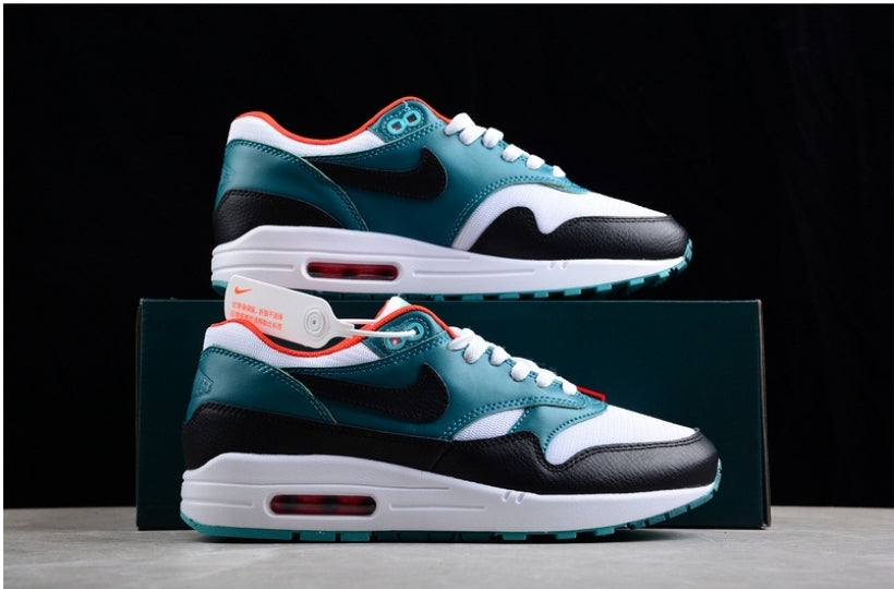 Les baskets Nike Air Max 1 sont iconiques pour leur style emblématique.retro incontournable pas cher. Le moins cher.exceptionnel
