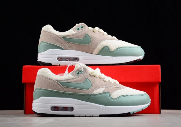 Les baskets Nike Air Max 1 sont iconiques pour leur style emblématique.retro incontournable pas cher. Le moins cher.exceptionnel