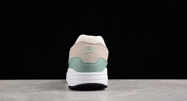 Les baskets Nike Air Max 1 sont iconiques pour leur style emblématique.retro incontournable pas cher. Le moins cher.exceptionnel