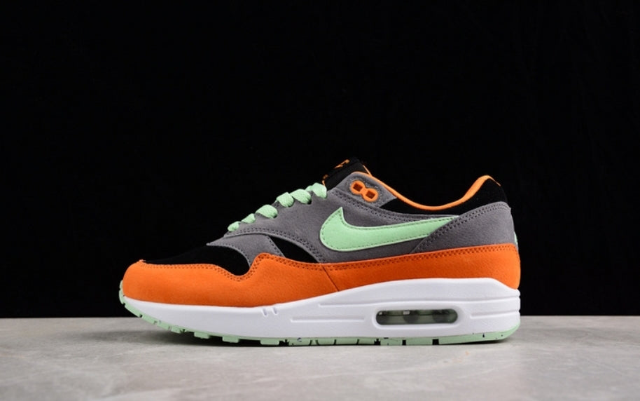 Les baskets Nike Air Max 1 sont iconiques pour leur style emblématique.retro incontournable pas cher. Le moins cher.exceptionnel
