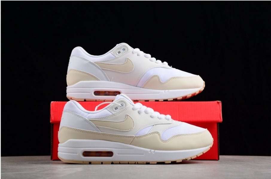 Les baskets Nike Air Max 1 sont iconiques pour leur style emblématique.retro incontournable pas cher. Le moins cher.exceptionnel