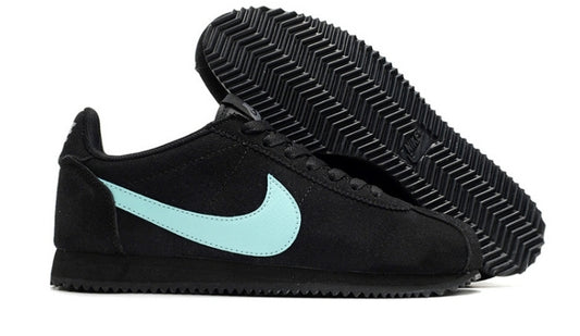 Les baskets Nike Cortez offrent un style intemporel et une silhouette emblématique. Leur design rétro et leurs matériaux de qualité. Pas cher. Le moins cher.