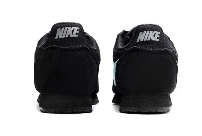 Les baskets Nike Cortez offrent un style intemporel et une silhouette emblématique. Leur design rétro et leurs matériaux de qualité. Pas cher. Le moins cher.