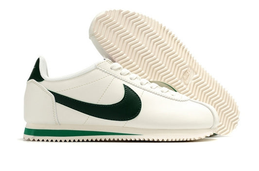Les baskets Nike Cortez offrent un style intemporel et une silhouette emblématique. Leur design rétro et leurs matériaux de qualité. Pas cher. Le moins cher.