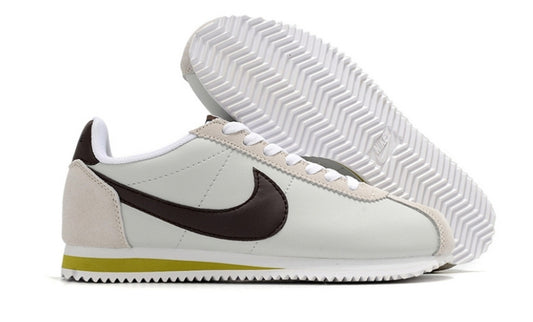 Les baskets Nike Cortez offrent un style intemporel et une silhouette emblématique. Leur design rétro et leurs matériaux de qualité. Pas cher. Le moins cher.