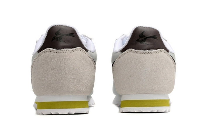 Les baskets Nike Cortez offrent un style intemporel et une silhouette emblématique. Leur design rétro et leurs matériaux de qualité. Pas cher. Le moins cher.