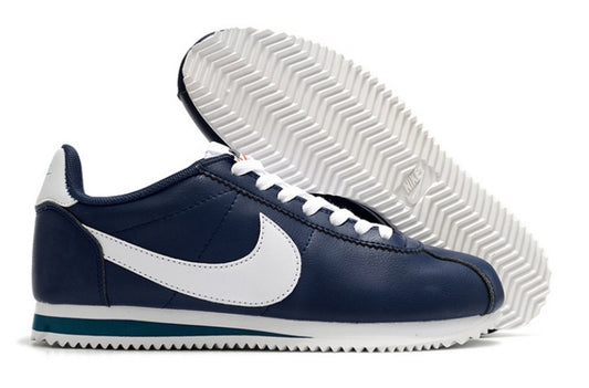 Les baskets Nike Cortez offrent un style intemporel et une silhouette emblématique. Leur design rétro et leurs matériaux de qualité. Pas cher. Le moins cher.
