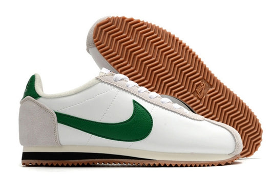 Les baskets Nike Cortez offrent un style intemporel et une silhouette emblématique. Leur design rétro et leurs matériaux de qualité. Pas cher. Le moins cher.