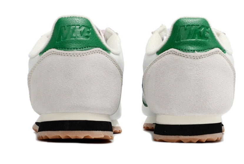 Les baskets Nike Cortez offrent un style intemporel et une silhouette emblématique. Leur design rétro et leurs matériaux de qualité. Pas cher. Le moins cher.