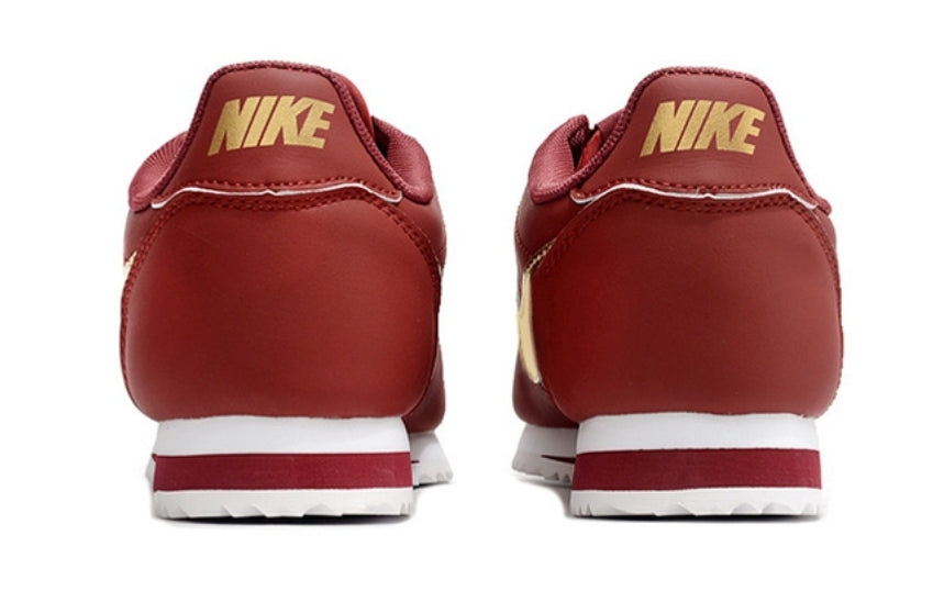 Les baskets Nike Cortez offrent un style intemporel et une silhouette emblématique. Leur design rétro et leurs matériaux de qualité. Pas cher. Le moins cher.