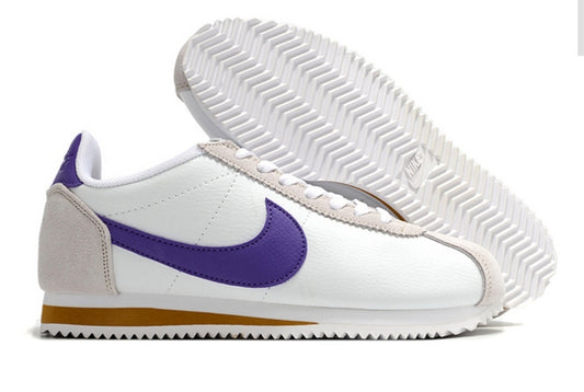 Les baskets Nike Cortez offrent un style intemporel et une silhouette emblématique. Leur design rétro et leurs matériaux de qualité. Pas cher. Le moins cher.