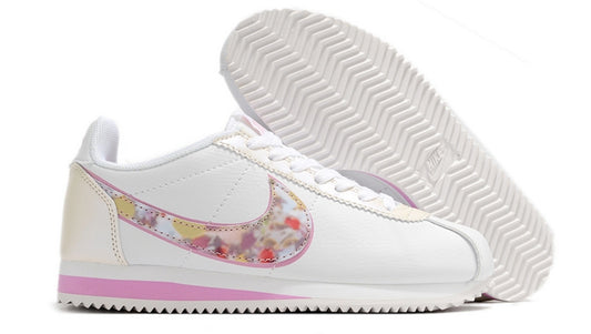 Les baskets Nike Cortez offrent un style intemporel et une silhouette emblématique. Leur design rétro et leurs matériaux de qualité. Pas cher. Le moins cher.