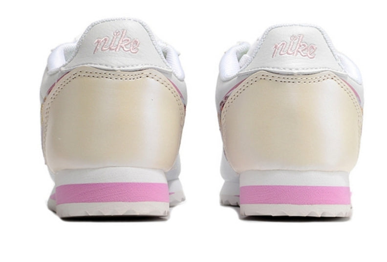 Les baskets Nike Cortez offrent un style intemporel et une silhouette emblématique. Leur design rétro et leurs matériaux de qualité. Pas cher. Le moins cher.