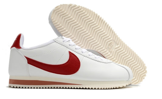 Les baskets Nike Cortez offrent un style intemporel et une silhouette emblématique. Leur design rétro et leurs matériaux de qualité. Pas cher. Le moins cher.