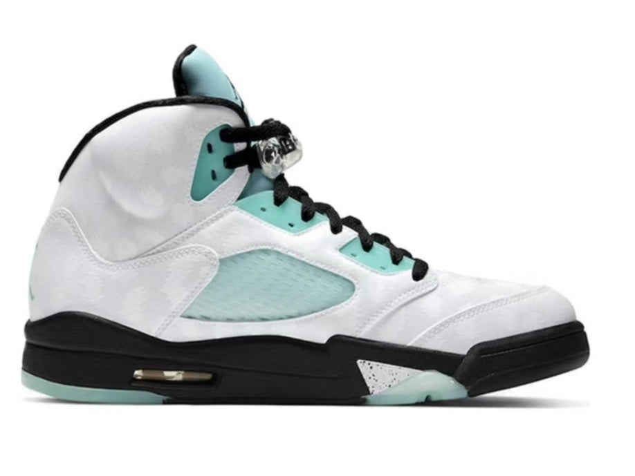 Les baskets Air Jordan 5 offrent un style audacieux et une performance exceptionnelle. leur design unique emblématique. Pas cher. Le moins cher.