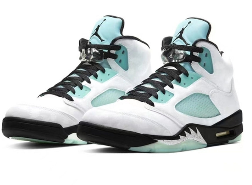 Les baskets Air Jordan 5 offrent un style audacieux et une performance exceptionnelle. leur design unique emblématique. Pas cher. Le moins cher.