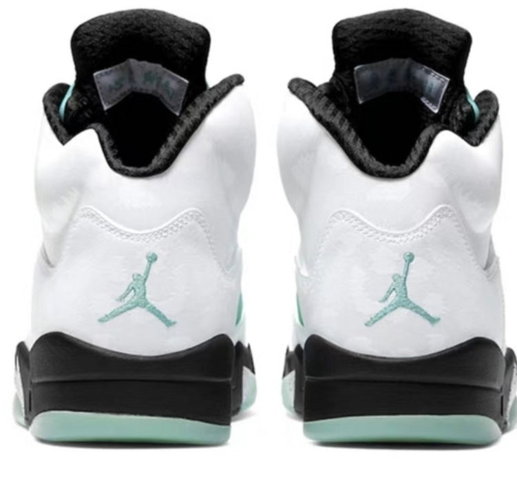 Les baskets Air Jordan 5 offrent un style audacieux et une performance exceptionnelle. leur design unique emblématique. Pas cher. Le moins cher.