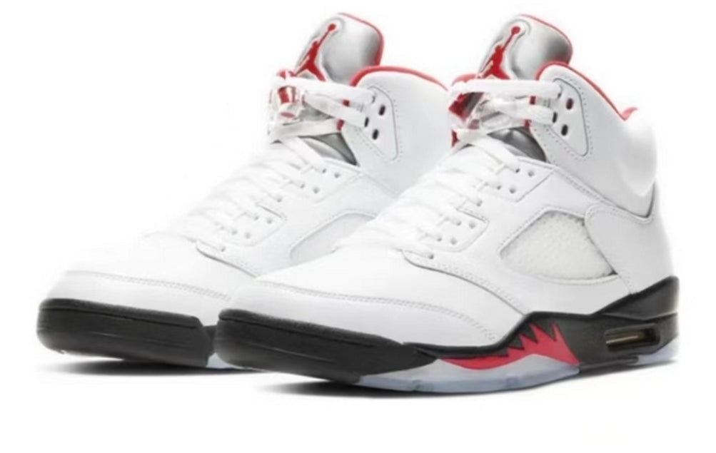 Les baskets Air Jordan 5 offrent un style audacieux et une performance exceptionnelle. leur design unique emblématique. Pas cher. Le moins cher.