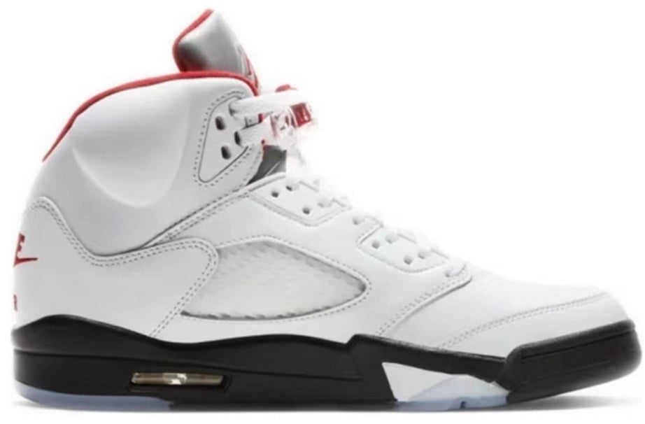 Les baskets Air Jordan 5 offrent un style audacieux et une performance exceptionnelle. leur design unique emblématique. Pas cher. Le moins cher.