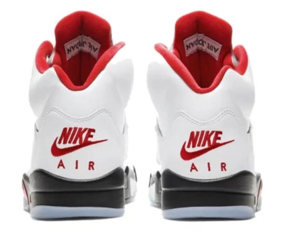 Les baskets Air Jordan 5 offrent un style audacieux et une performance exceptionnelle. leur design unique emblématique. Pas cher. Le moins cher.