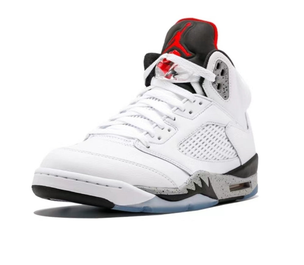 Les baskets Air Jordan 5 offrent un style audacieux et une performance exceptionnelle. leur design unique emblématique. Pas cher. Le moins cher.