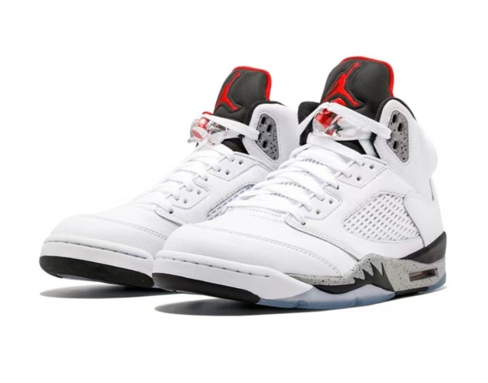 Les baskets Air Jordan 5 offrent un style audacieux et une performance exceptionnelle. leur design unique emblématique. Pas cher. Le moins cher.