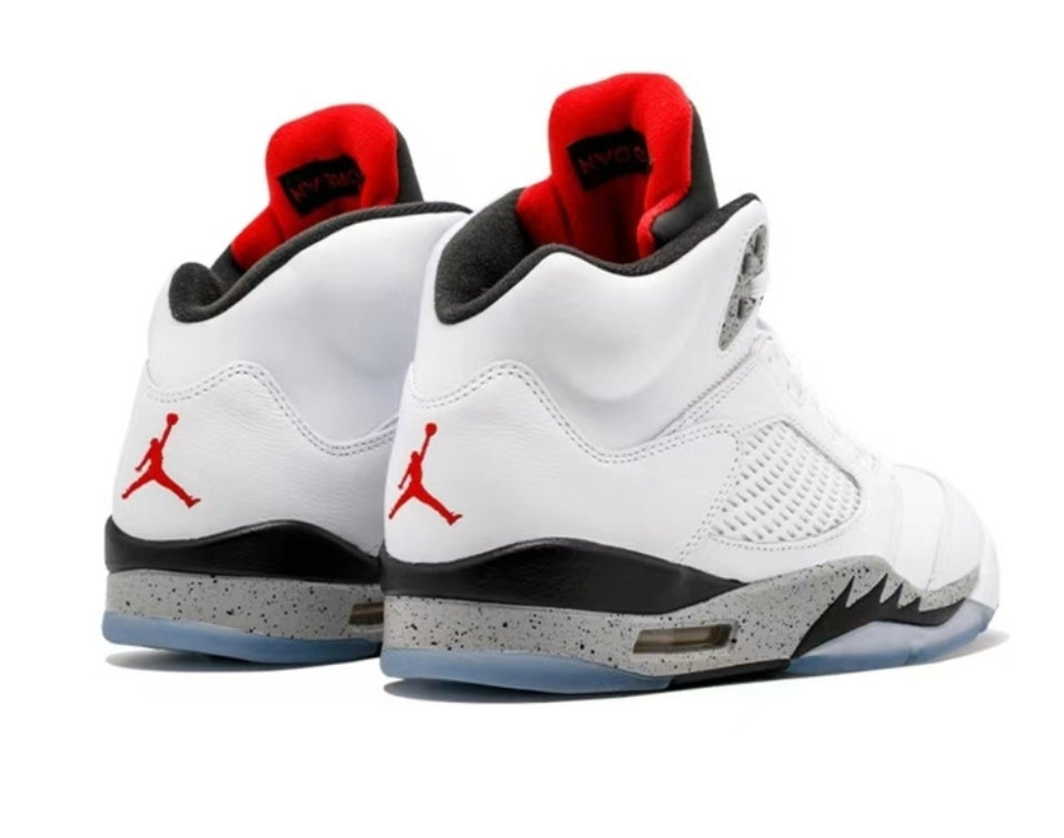 Les baskets Air Jordan 5 offrent un style audacieux et une performance exceptionnelle. leur design unique emblématique. Pas cher. Le moins cher.