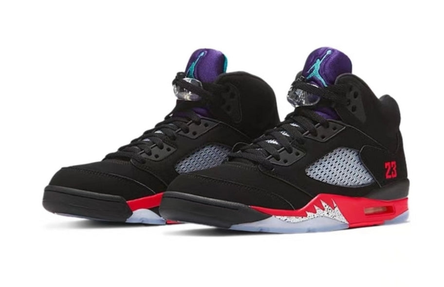 Les baskets Air Jordan 5 offrent un style audacieux et une performance exceptionnelle. leur design unique emblématique. Pas cher. Le moins cher.