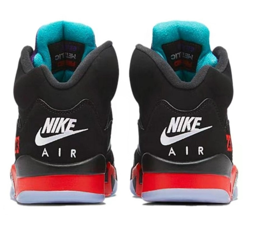 Les baskets Air Jordan 5 offrent un style audacieux et une performance exceptionnelle. leur design unique emblématique. Pas cher. Le moins cher.