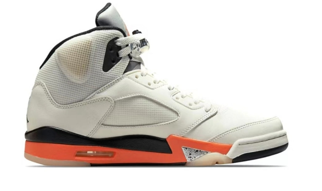 Les baskets Air Jordan 5 offrent un style audacieux et une performance exceptionnelle. leur design unique emblématique. Pas cher. Le moins cher.