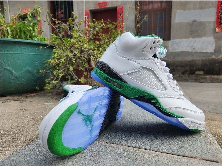 Les baskets Air Jordan 5 offrent un style audacieux et une performance exceptionnelle.
**De plus,** leur design unique et l'utilisation.