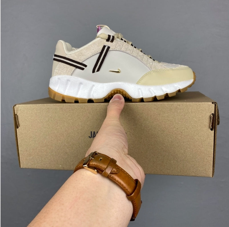 Les baskets Nike Air Humara LX Jacquemus offrent un style emblématique et une performance exceptionnelle. leur design distinctif.pas cher. Le moins cher.