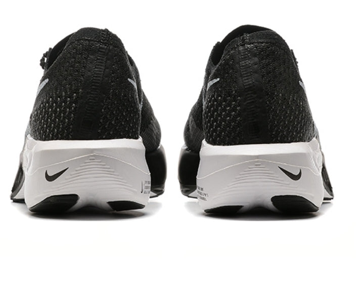 Les baskets Nike Air Zoom combinent style et performance, offrant une expérience unique. Leur design élégant. Pas cher. Le moins Cher.