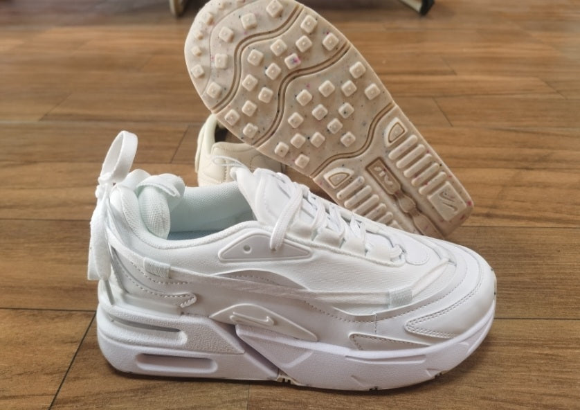 Les baskets Nike Air Max Furyosa combinent un design audacieux et un confort supérieur. Leur silhouette unique et leurs matériaux de haute qualité.