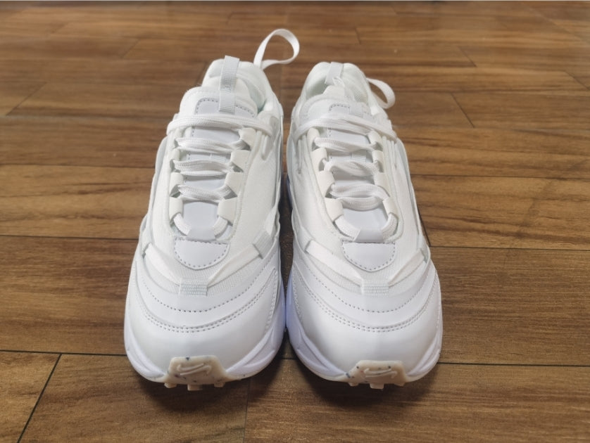 Les baskets Nike Air Max Furyosa combinent un design audacieux et un confort supérieur. Leur silhouette unique et leurs matériaux de haute qualité.