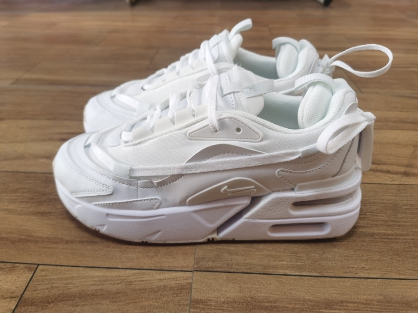 Les baskets Nike Air Max Furyosa combinent un design audacieux et un confort supérieur. Leur silhouette unique et leurs matériaux de haute qualité.