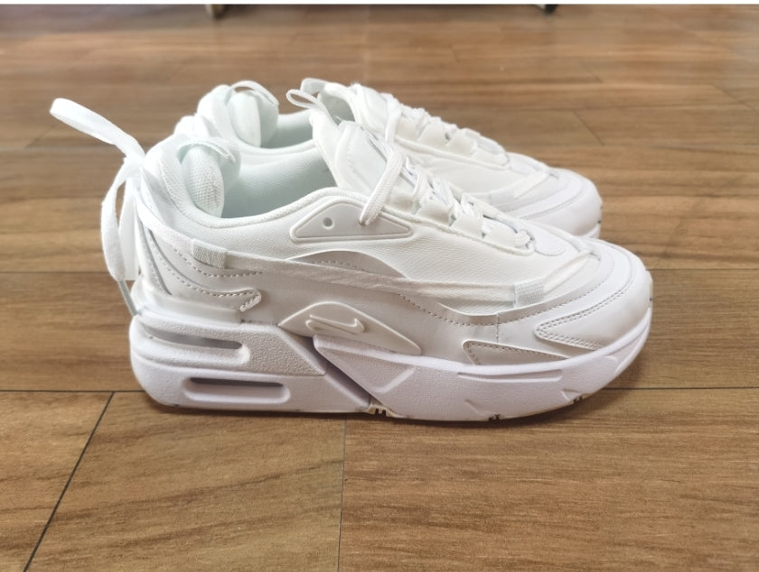 Les baskets Nike Air Max Furyosa combinent un design audacieux et un confort supérieur. Leur silhouette unique et leurs matériaux de haute qualité.