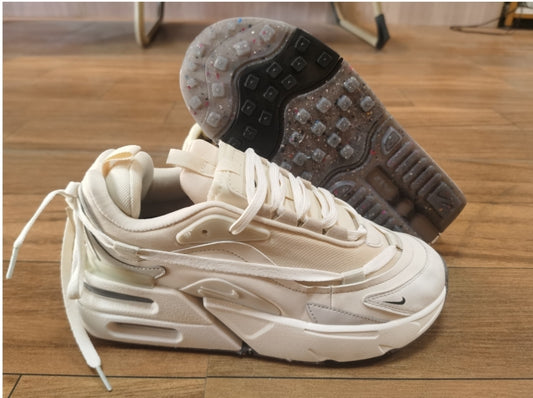 Les baskets Nike Air Max Furyosa combinent un design audacieux et un confort supérieur. Leur silhouette unique et leurs matériaux de haute qualité.