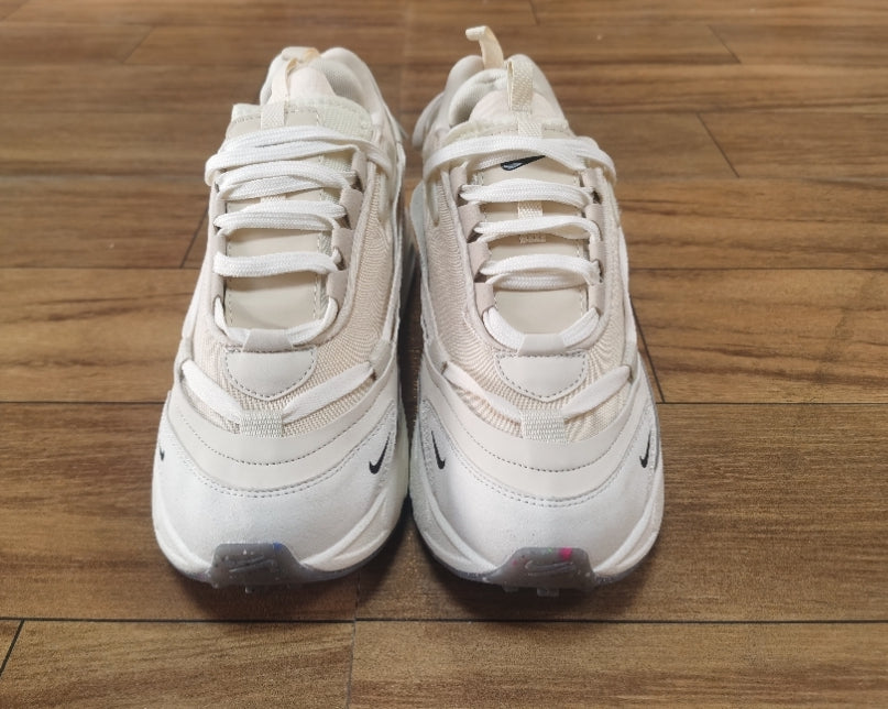 Les baskets Nike Air Max Furyosa combinent un design audacieux et un confort supérieur. Leur silhouette unique et leurs matériaux de haute qualité.