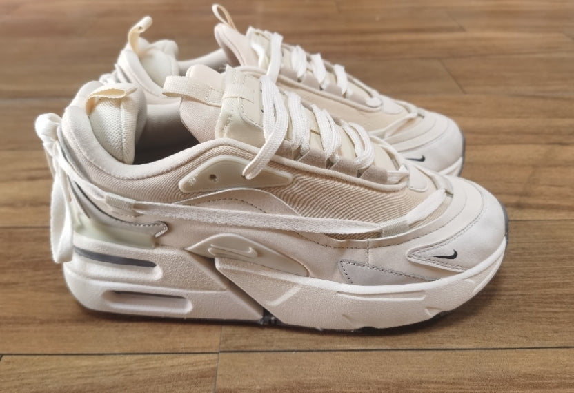 Les baskets Nike Air Max Furyosa combinent un design audacieux et un confort supérieur. Leur silhouette unique et leurs matériaux de haute qualité.