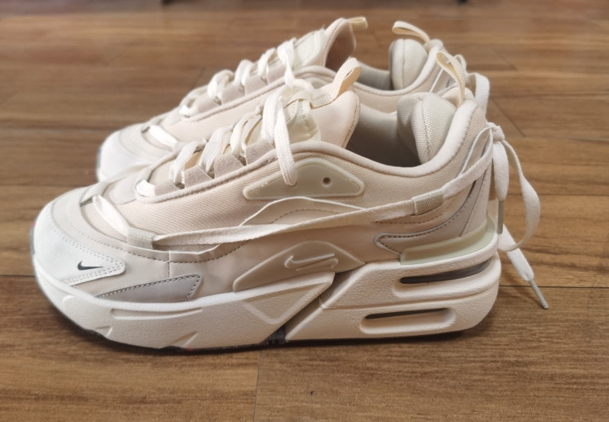 Les baskets Nike Air Max Furyosa combinent un design audacieux et un confort supérieur. Leur silhouette unique et leurs matériaux de haute qualité.
