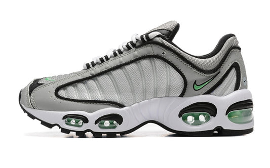 Les baskets Nike Air Max Tailwind 4 offrent un style emblématique et une performance exceptionnelle.
 leur design audacieux. Pas Cher. Le moins cher.